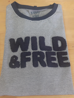 Детска памучна блуза с дълъг ръкав, синьо-бяло райе с принт WILD & FREE