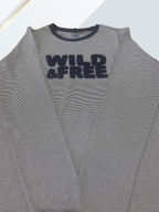 Детска памучна блуза с дълъг ръкав, синьо-бяло райе с принт WILD & FREE