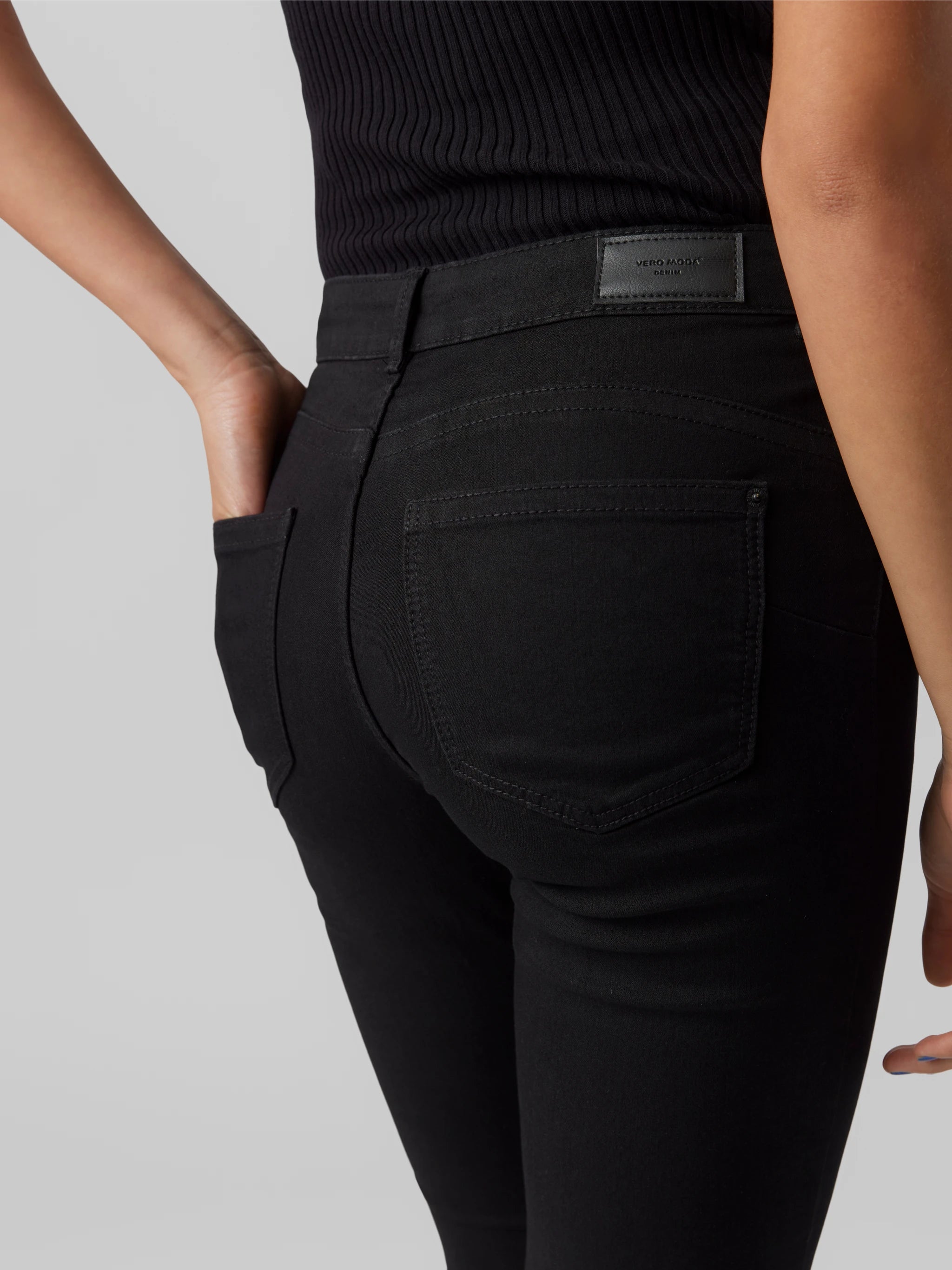 Дамски дънки Slim Fit със средна талия VERO MODA