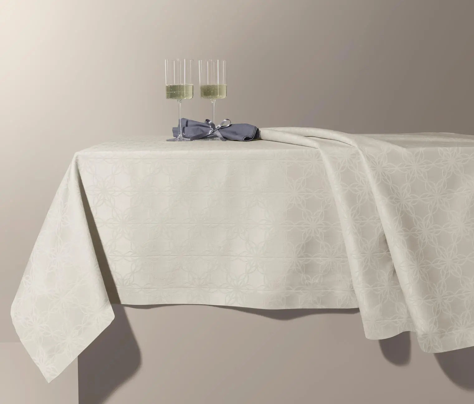 Jacquard tablecloth, 150 x 275 cm